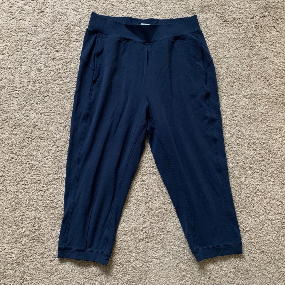 Lululemon navy crops
